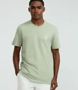 Remera verde claro de algodón, corte comfort, cuello redondo y manga corta. Estampa frontal con lettering y dibujo de espada de San Jorge.