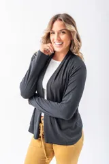 Saco negro de lanilla con corte entallado, terminaciones finas, bolsillos funcionales y composición de 40% viscosa, 38% poliéster, 10% poliamida y 12% lana.