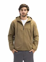 Campera rompevientos liviana color tostado, con cierre frontal, capucha ajustable con cordones y bolsillos laterales con cierre. Presenta elástico en puños y ruedo, además de forro interno de red para mayor ventilación.