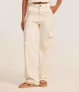 Pantalón de sarga color verde oliva con corte recto y tiro alto. Presenta bolsillos cargo laterales con solapa y cierre frontal con botón y cremallera.