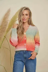 Saco de punto con cuello en V y cierre de botones blancos, con un diseño de rayas horizontales en tonos pastel que van desde el rojo, naranja, amarillo, verde y azul.