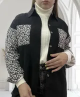 Sobrecamisa negra de pana con estampado animal print en mangas y bolsillos frontales.