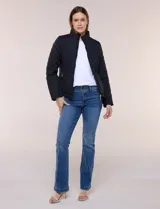 Campera capitoneada negra con costuras multidireccionales, cuello alto, cierre frontal y bolsillos laterales con cierre.