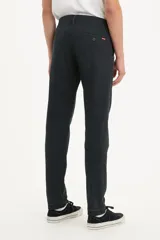 Pantalón chino negro de gabardina con corte tapered, tiro medio y cierre con cremallera.