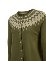 Cardigan RKF modelo Andros de color verde militar, con diseño tejido de patrones tradicionales en el canesú y los puños, cuello redondo, manga larga y cierre frontal de botones.