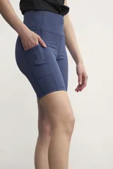 Calza corta deportiva negra de tiro alto, con bolsillos laterales.