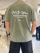 Remera oversize color verde militar con efecto acid wash y estampa en la espalda con la leyenda "Out Of Office".