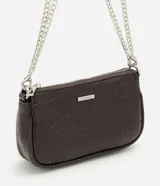 Cartera baguette pequeña Satinato de poliuretano color marrón con textura croco, cierre superior y correa de cadena metálica plateada.