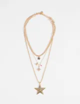 Collar de tres cadenas doradas superpuestas con dijes colgantes: una estrella lisa, una estrella con incrustaciones de cristales y pequeñas cuentas de colores (naranja, turquesa, rosa).