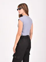 Remera de manga corta color lila claro, con cuello redondo y bordes deshilachados. Presenta un estampado central de dos leopardos dentro de un marco cuadrado, con los patrones de sus manchas en forma de corazones.