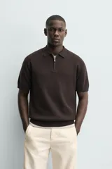 Polo de punto de algodón con corte regular, cuello solapa y cierre frontal de cremallera. Presenta manga corta y acabados en rib.