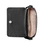 Cartera tipo bandolera Guess modelo Viviette, color negro con estampado de monograma en relieve. Presenta solapa frontal con logo triangular metálico y correa de cinta ajustable con herrajes plateados.