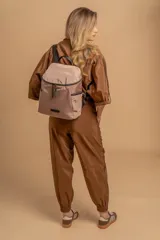 Mochila urbana de diseño compacto en color negro, confeccionada en nylon resistente. Cuenta con un compartimento principal con cierre, bolsillo frontal con cierre y correas ajustables con detalle de marca.