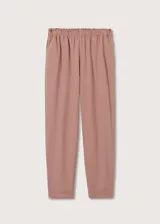 Pantalon fluido de corte recto y tiro alto, con cintura elástica y bolsillos laterales. Confeccionado en tejido suave con caída.