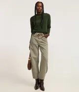 Suéter de punto texturizado con cuello redondo y mangas largas con sisa caída. Presenta un diseño liso y holgado, ideal para un estilo casual y versátil.