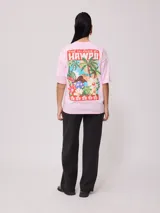 Jean de corte recto y tiro alto, confeccionado en denim azul clásico con costuras en contraste.