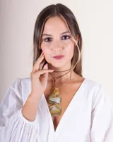 Collar con tiento de gamuza marrón y dije colgante con tres piedras irregulares de color blanco y dorado.