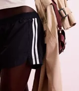 Bermuda deportiva modelo runner de corte holgado, con cintura elástica, bajo redondeado y bolsillo funcional trasero. Confeccionada en tejido de poliéster con elastano.