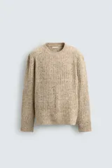 Jersey de punto con textura acanalada y efecto jaspeado, de corte regular, cuello redondo y manga larga con puños y ruedo en rib.