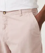 Bermuda de sarga color blanco, de corte recto y diseño básico con bolsillos laterales y traseros.