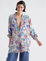 Kimono largo con estampado floral en tonos celeste, azul, naranja y rojo.
