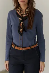 Cardigan negro de algodón con cuello redondo, cierre frontal de botones y costuras en contraste color ocre.