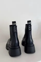 Botas Chelsea color marrón de gamuza, con elástico lateral y suela track.