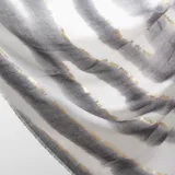 Pashmina rectangular de tejido ligero con estampado degradado en tonos grises y marrones, realzado con líneas horizontales de detalles dorados.