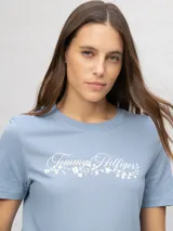 Remera de Tommy Hilfiger de corte regular, color celeste, con cuello redondo, mangas cortas y detalle de logo y diseño floral bordado en el pecho.