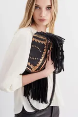 Cartera bandolera negra de cuero con diseño trenzado y apliques dorados en el frente, flecos de cuero en la parte inferior y correa trenzada.