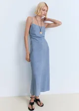 Vestido midi de corte recto color celeste con efecto denim, tirantes finos ajustables, escote cuadrado y detalle drapeado en la cintura.