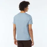 Camiseta de manga corta color azul claro, con cuello redondo y estampados de logos en el pecho.