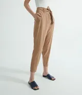 Pantalón cargo color beige, de corte recto, con cintura alta y cinturón con hebilla.