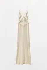 Vestido largo de georgette con escote en pico, tirantes finos cruzados en la espalda y detalle de volantes aplicados en el pecho.