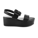 Sandalias de plataforma color crema con dos tiras anchas en el empeine, una de ellas con hebilla decorativa.