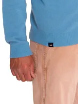 Sweater de punto con cierre frontal completo y cuello alto, confeccionado en mezcla de lana y cashmere. Presenta puños y ruedo acanalados, con un diseño de calce regular.