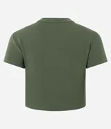 Blusa femenina de corte cropped, color verde oliva, con cuello redondo y mangas cortas. Confeccionada en algodón con elastano, ofrece un ajuste cómodo y versátil.