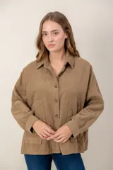 Campera de pana color tostado con diseño capitoneado en forma de rombos, cuello camisero, cierre frontal con botones y bolsillos delanteros.