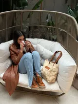 Botas cortas de cuero con suela cosida de 3 cm y cierre superior. Cuentan con dos elásticos al costado escondidos en el cuero para facilitar su uso y asegurar comodidad.