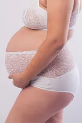 Bombacha maternal de tiro alto confeccionada en algodón, con panel frontal de puntilla elastizada diseñada para adaptarse al crecimiento de la panza durante el embarazo.