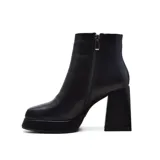 Botas negras de cuero sintético, con plataforma y taco cuadrado alto.