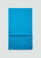 Fular rectangular color celeste, confeccionado en tejido de mezcla de lino y viscosa, con terminaciones deshilachadas.
