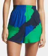 Short de playa confeccionado en viscosa, con cintura elástica fruncida y diseño de estampado abstracto en tonos azul, verde y azul marino.