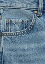Jeans de tiro medio con diseño recto y clásico de cinco bolsillos, confeccionados en tejido 100% algodón de estilo tejano vaquero en tono azul medio.