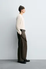 Jersey de punto con mezcla de algodón y cashmere, de corte regular y manga larga. Presenta cuello redondo con cierre frontal de dos botones y acabados en rib.