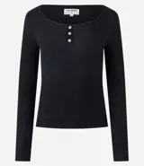 Blusa de pijama manga larga color blanco, confeccionada en tejido rib acanalado. Presenta cuello redondo con cierre frontal de tres botones y ajuste al cuerpo.