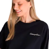 Remera de algodón de corte boxy y ajuste holgado, color negro con lavado enzimático. Presenta cuello redondo, mangas cortas y logo de la marca bordado en el pecho y en la manga izquierda.