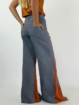 Pantalón de lino color marrón con paneles laterales en color crema y corte acampanado.