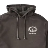 Canguro Katin Rick Emb de color gris oscuro, con capucha y cordones de ajuste, bolsillo frontal tipo canguro y pequeño estampado blanco en el pecho con el logo y el texto "KATIN 1954".