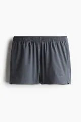 Short de correr gris oscuro, confeccionado en tejido funcional DryMove™ que ayuda a absorber el sudor y mantenerse fresco. Modelo de corte estándar con elástico revestido y cordón para ajustar oculto en la cintura, bolsillos laterales discretos con cierre y suspensor interior en malla suave. Abertura corta en los laterales.